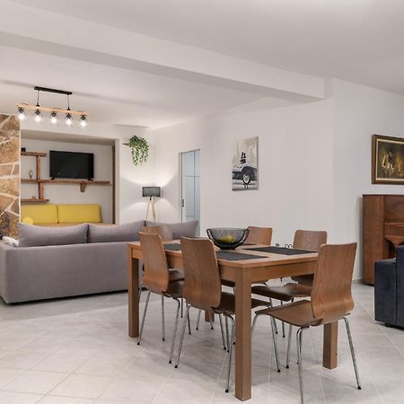 Domelia'S Luxury Apartments Near Airport & Beach 아르테미다 외부 사진