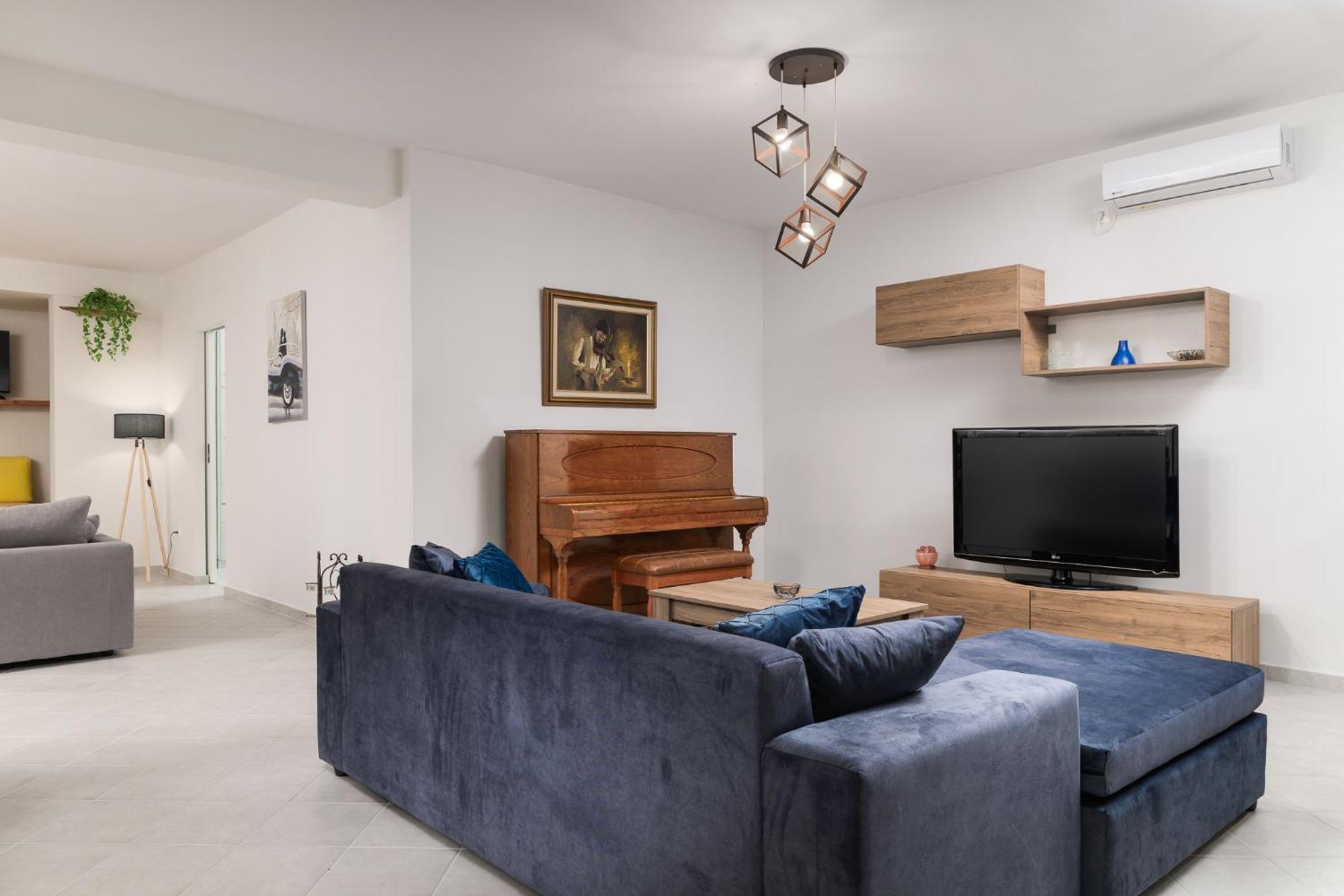 Domelia'S Luxury Apartments Near Airport & Beach 아르테미다 외부 사진